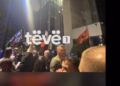 Vazhdon protesta para ndërtesës së Qeverisë së Kosovës, rriten tensionet e përdoren mjete piroteknike