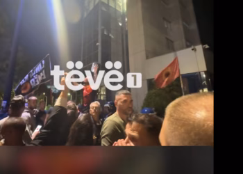 Vazhdon protesta para ndërtesës së Qeverisë së Kosovës, rriten tensionet e përdoren mjete piroteknike