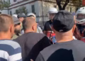 Tensione në protestën në Shqipëri, goditen me vezë policët, shoqërohet një person
