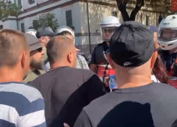 Tensione në protestën në Shqipëri, goditen me vezë policët, shoqërohet një person