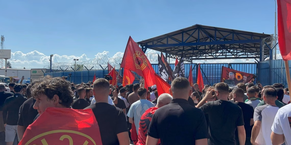 Dënimet në Hagë – Protestë para zyrave të EULEX-it në Fushë Kosovë, shtohet prania e Policisë