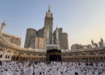 Arabia Saudite thotë se ka rrëzuar dronin afër Mekës, Huthitë mohojnë sulmin