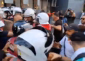 Tensionohet situata jashtë Kuvendit të Shqipërisë, protestuesit godasin me vezë policinë
