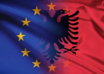 Komisioni i BE-së gati të mbështesë zyrtarisht afatin e anëtarësimit të Shqipërisë në vitin 2027