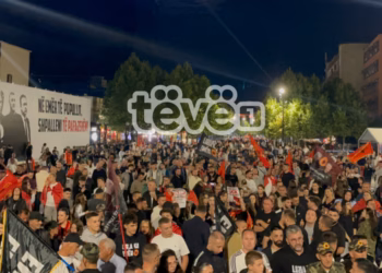 Pjesëmarrësit e thonë betimin e ushtarit të UÇK-së në protestën që po organizohet në Prishtinë