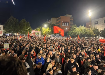 Numër i madh i qytetarëve pjesëmarrës edhe në natën e 12-të protestës në mbështetje të ish-krerëve të UÇK-së