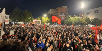 Numër i madh i qytetarëve pjesëmarrës edhe në natën e 12-të protestës në mbështetje të ish-krerëve të UÇK-së