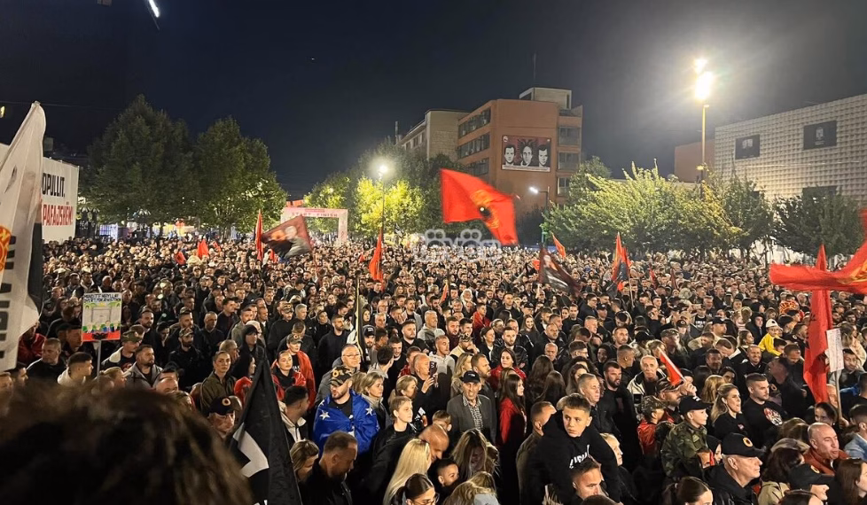 Numër i madh i qytetarëve pjesëmarrës edhe në natën e 12-të protestës në mbështetje të ish-krerëve të UÇK-së