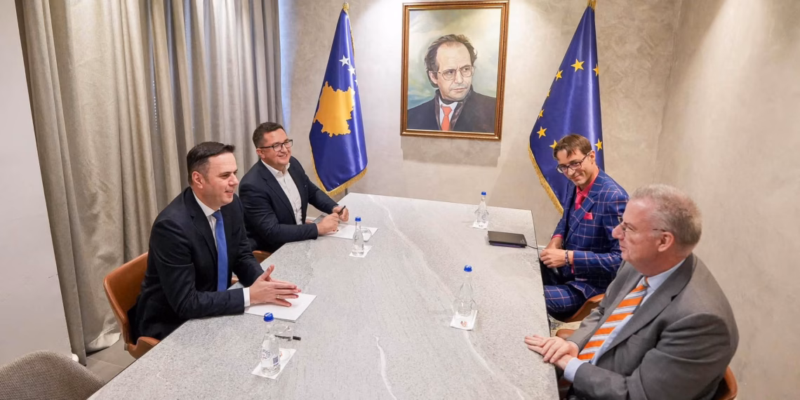 Funksionalizimi i institucioneve në fokus të takimit të Abdixhikut me ambasadorin e BE-së