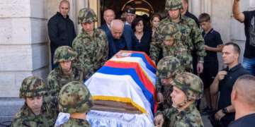 I dënuari për gjenocid, Ratko Mlladiq, varroset me nderime në Beograd