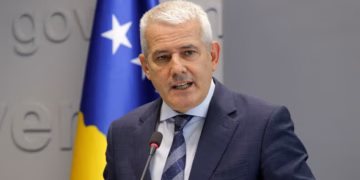 Xhelal Sveçla dënohet me një vit burgim me kusht për hedhje të gazit lotsjellës në Kuvend