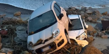 Përmbytje të mëdha në Itali, rrugët mbulohen nga balta dhe makinat përfundojnë në ujë