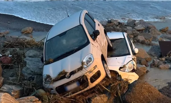Përmbytje të mëdha në Itali, rrugët mbulohen nga balta dhe makinat përfundojnë në ujë
