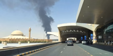 Arabia Saudite rihap aeroportin kryesor pas sulmeve vdekjeprurëse