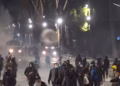 Policia shpërndan protestuesit që po marshonin drejt objektit të Qeverisë