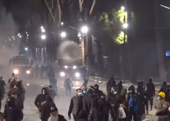 Policia shpërndan protestuesit që po marshonin drejt objektit të Qeverisë