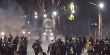 Policia shpërndan protestuesit që po marshonin drejt objektit të Qeverisë