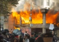 Vazhdon protesta në Tiranë, digjet edhe ndërtesa e një institucioni financiar