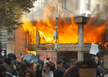 Vazhdon protesta në Tiranë, digjet edhe ndërtesa e një institucioni financiar