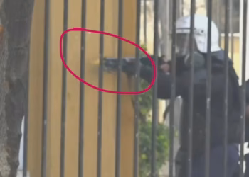 Policia gjuan me plumba gome protestuesit në Tiranë