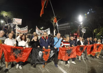 “Revolucioni i Flamingove” nuk ndalet, protesta në Tiranë vijon prej 130 ditësh