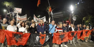 “Revolucioni i Flamingove” nuk ndalet, protesta në Tiranë vijon prej 130 ditësh