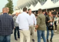 Millan Radoiçiq pranë djalit të Vuçiqit në tubimin parazgjedhor të SNS-së në Kragujevc