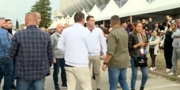 I kërkuari nga Interpoli, Milan Radoiçiq, shfaqet në tubimin e SNS-së pranë djalit të Vuçiqit