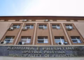 Punëtorët teknikë dhe të sigurimit fizik në Prishtinë protestojnë para Komunës