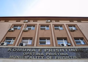 Punëtorët teknikë dhe të sigurimit fizik në Prishtinë protestojnë para Komunës