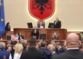 Pas një ore me tensione, përplasje fizike dhe verbale, mbyllen punimet e Kuvendit të Shqipërisë