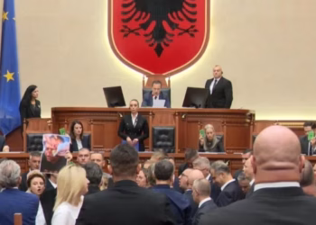 Pas një ore me tensione, përplasje fizike dhe verbale, mbyllen punimet e Kuvendit të Shqipërisë