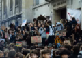 Qindra shkolla mbyllen në Francë ndërsa protestat e studentëve përshkallëzohen