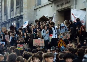 Qindra shkolla mbyllen në Francë ndërsa protestat e studentëve përshkallëzohen