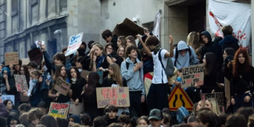 Qindra shkolla mbyllen në Francë ndërsa protestat e studentëve përshkallëzohen