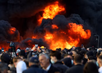 Dhjetëra të lënduar, banka e ndërtesa të dëmtuara pas përshkallëzimit të protestës studentore në Tiranë