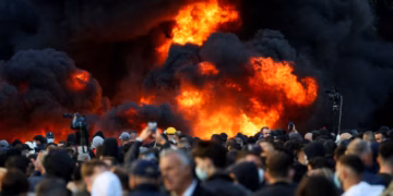 Dhjetëra të lënduar, banka e ndërtesa të dëmtuara pas përshkallëzimit të protestës studentore në Tiranë