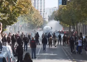 Tensione te Ministria e Arsimit- protestuesit hedhin molotovë, policia reagon me autobotin e ujit