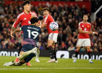 Tottenhami me 10 lojtarë ia merr një pikë Manchester Unitedit