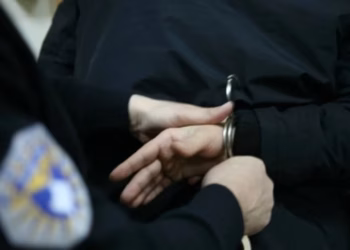 Një muaj paraburgim të dyshuarit për vrasje në tentativë në Vushtrri, dy të tjerë në arrati