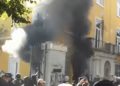 Protesta në Tiranë jashtë kontrollit, molotovë ndaj Ministrisë së Arsimit dhe flakë në dy kate të godinës