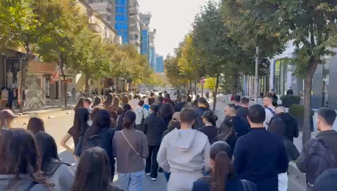 Në ditën e 15-të të protestës në Tiranë, studentët vijojnë të kërkojnë dorëheqjen e Ramës