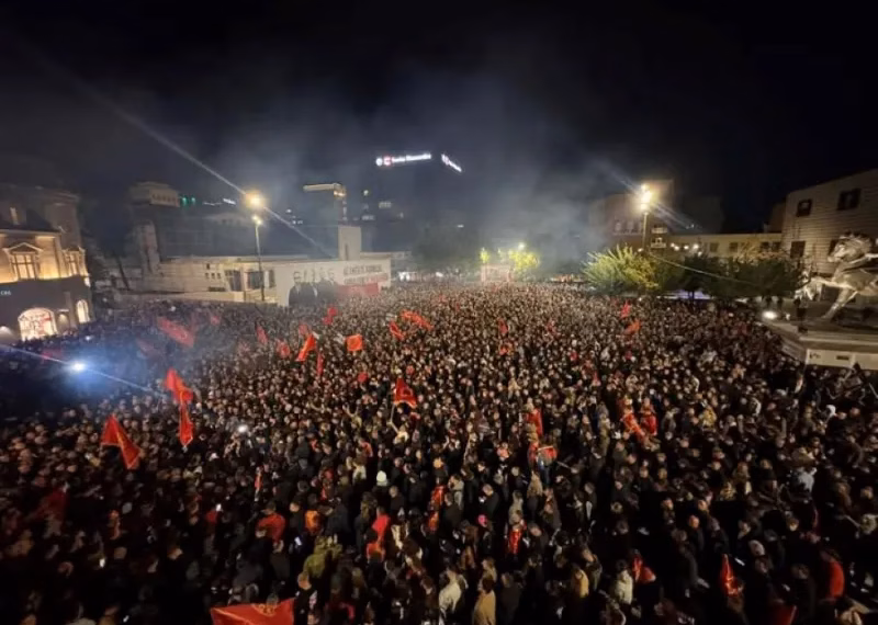 Gjatë protestës “Jo në emrin tim”, parkingu prapa Pallatit të Rinisë do të jetë falas
