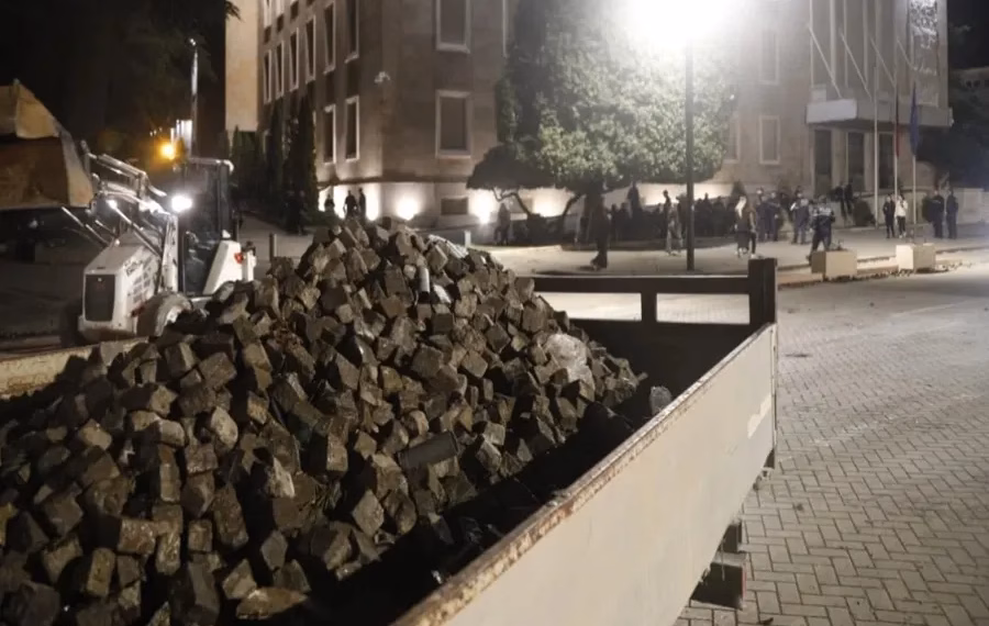 Përfundon protesta në Tiranë, pastrohet bulevardi