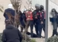 Protestuesi mbetet pa ndjenja nga goditjet e një grupi policësh