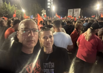 Bytyçi reagon pas sulmit nga Policia në protestën e mbrëmshme: Hajdeni e mëshoni, ama ligjin votojeni