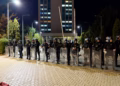 Policia rrethon Ministrinë e Drejtësisë, protestuesit hedhin mjete piroteknike