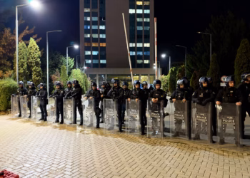 Policia rrethon Ministrinë e Drejtësisë, protestuesit hedhin mjete piroteknike