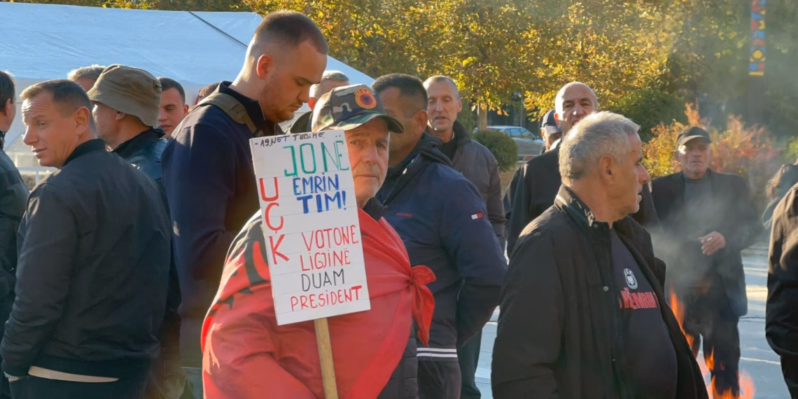 Protestuesit kalojnë natën para Kuvendit, kërkojnë votimin e ndryshimeve në Ligjin për Specialen