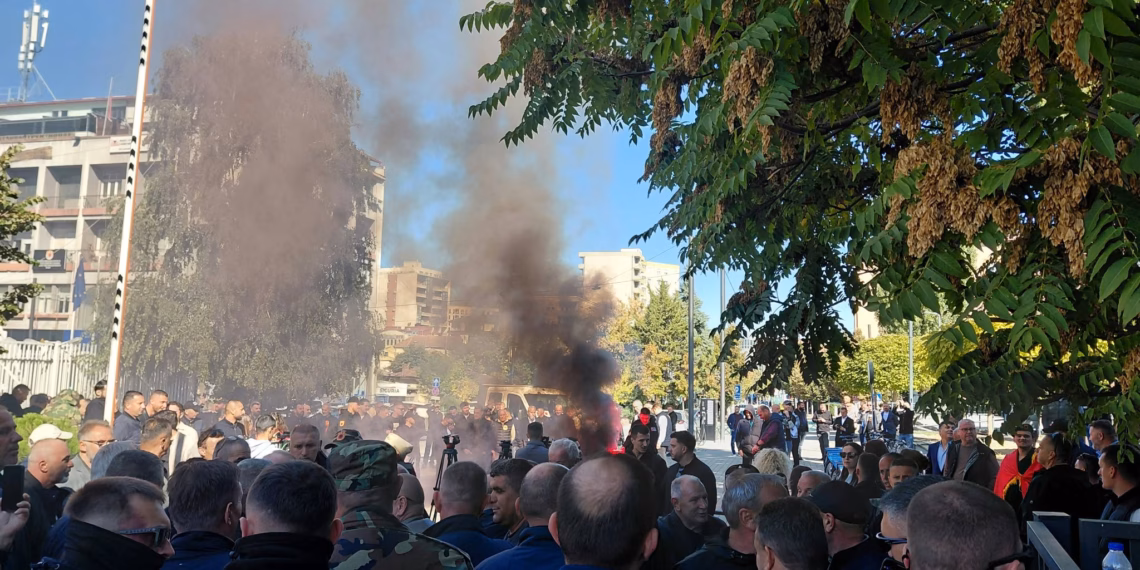 Policia shoqëron në stacion një protestues, dyshohet për hedhje të mjeteve piroteknike ndaj Kuvendit